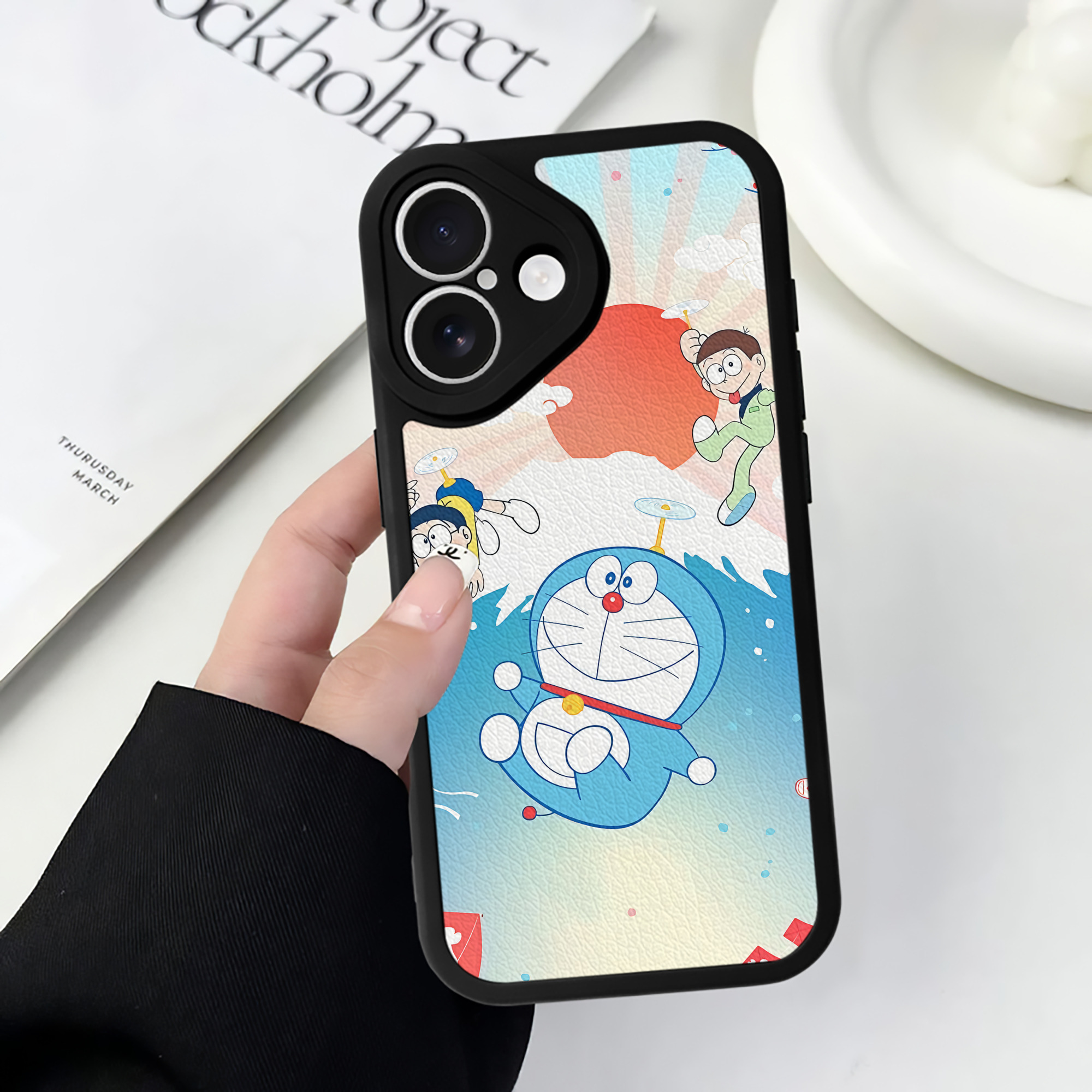 （画像用） ドラえもん Doraemon 【iPhone 16シリーズ対応】シリコンスマホケース（レザー調） 材質：シリコン